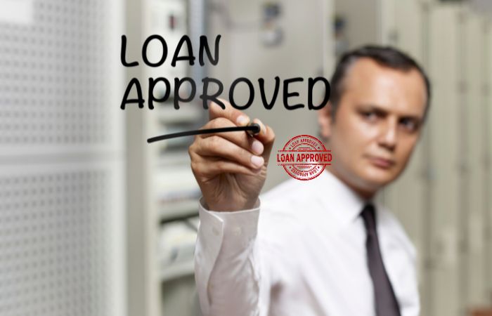 A man indicate in this picture how get fast approval unsecured loans